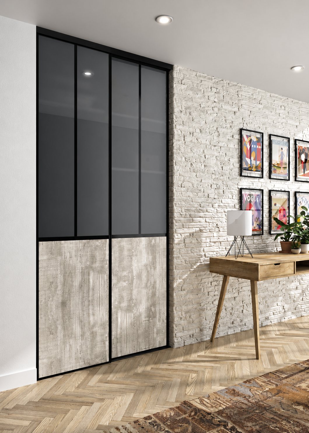 Une porte coulissante à châssis noir, mi-verre fumé et mi-effet bois grisé, installée dans un salon avec mur de briques blanches, parquet en chevrons et console en bois.