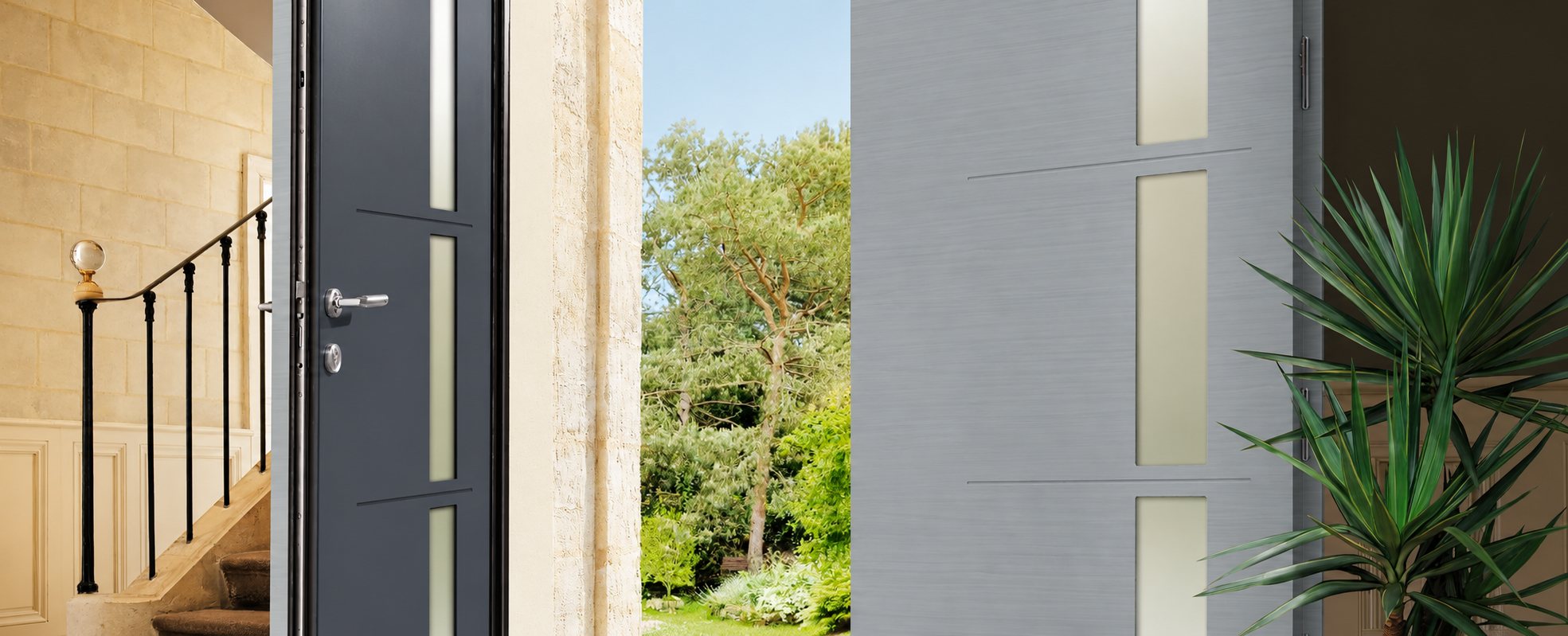 Une porte d'entrée moderne gris anthracite avec bandes vitrées s'ouvre depuis un hall avec escalier et plante verte sur un jardin arboré.