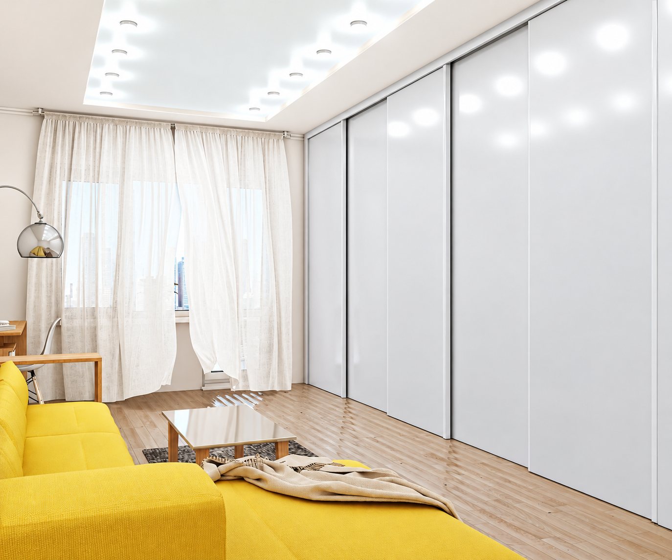 Salon moderne et lumineux avec un canapé jaune, une table basse et un long placard à portes coulissantes blanches brillantes le long du mur.